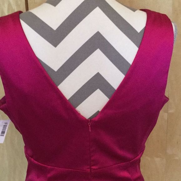 Phoebe Sleeveless V-Neck Cocktail Dress - Picture 2 of 8